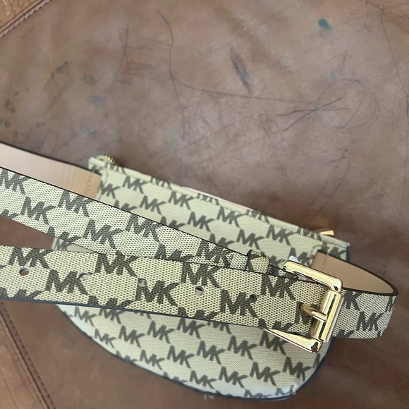 Michael Kors Belt leather mini side purse size Large - Picture 4 of 7